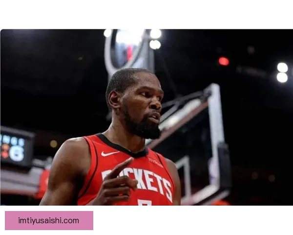 开心庆祝！火箭队更衣室泼水祝贺杜兰特 乌度卡将比赛用球交给阿杜