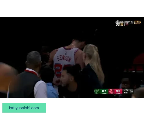 申京疑似腰部受伤比赛中多次捂腰一度被迫返回更衣室